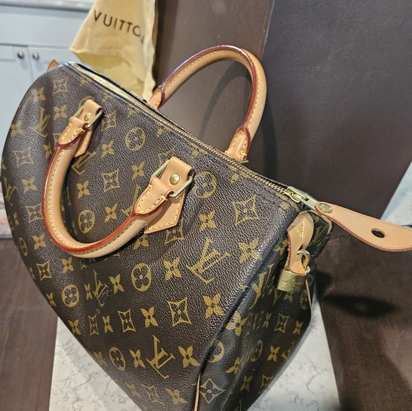 Speedy 30 genuine authentic Louis Vuitton bag. Carried ONE week. - Picture 3 of 6